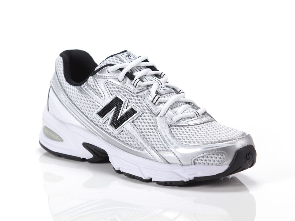  740 - Sneakers unisex New Balance. Disponibile in diverse taglie: 37, 38 e colori argento, bianco, nero. YOUSPORTY.