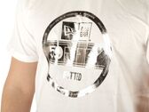  Essential Visor Sticker Tee Whisil - T-Shirt uomo New Era. Disponibile in diverse taglie: l, s, xl e colori argento, bianco. YO