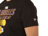  Nba Team Graphic Tee Los Angeles Lakers - T-Shirt uomo New Era. Disponibile in diverse taglie: xl e colori giallo, viola, nero.