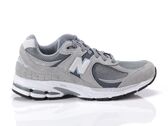  2002 - Sneakers uomo New Balance. Disponibile in diverse taglie: 40 e colori grigio. YOUSPORTY.